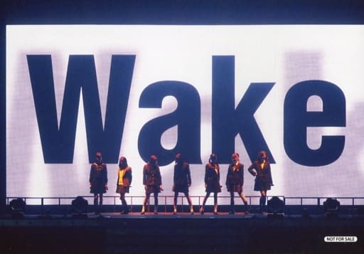 生写真(女性)/声優/Wake Up， Girls! Wake Up， Girls!/集合(7人)/ライブフォト・横型・全身・衣装黒・制服・後ろスクリーン・「WAKE」/「W...